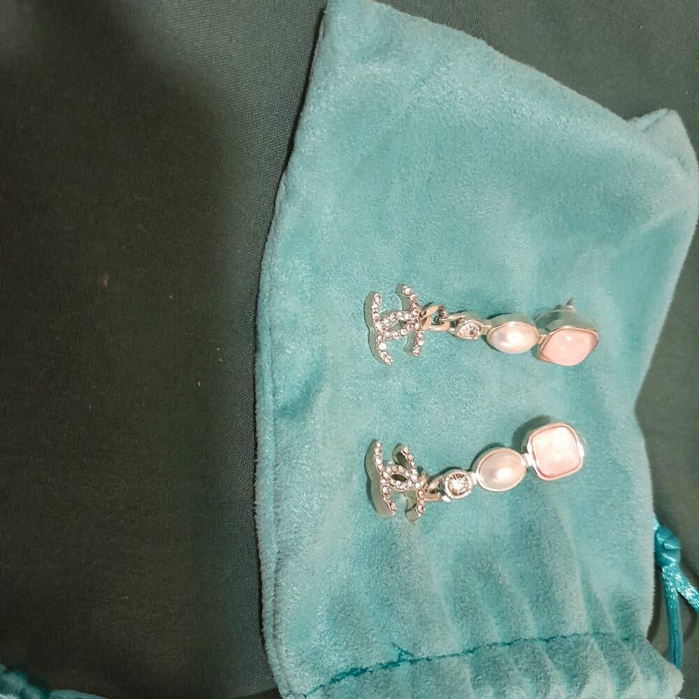 CHANEL Earrings - Picture 2 of 3